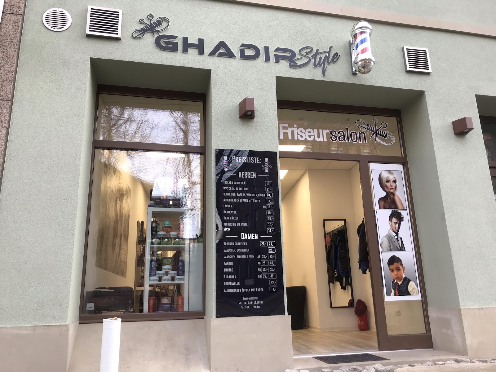 Der Eingang von GHADIR Style an der Pfinztalstraße: Schriftzug über der Tür, daneben die ausgehängte Preisliste für Herren und Damen.